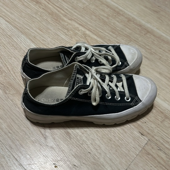 Lugged low top black Converse women's size 9 - Picture 2 of 4